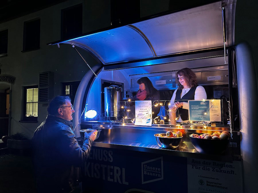 Rita Bachmeir und Patricia Kügle (Kreisverbandsmitglieder) im Genusskisterl